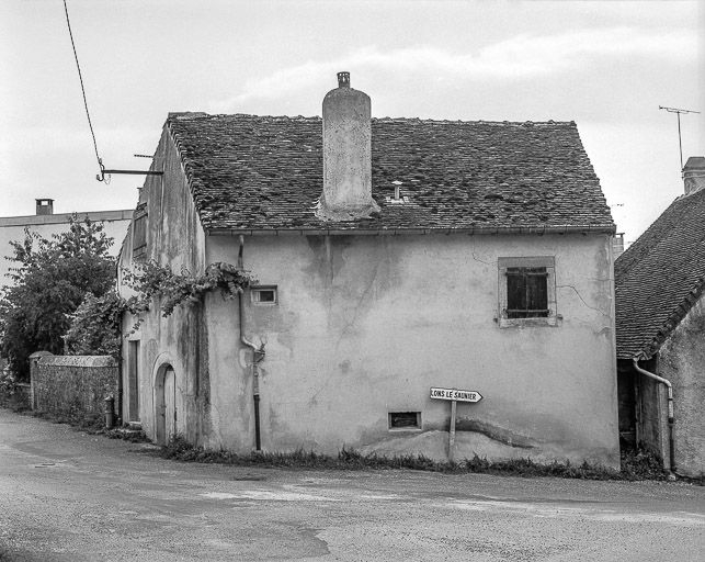 Façade latérale gauche. © Yves Sancey / Région Bourgogne-Franche-Comté, Inventaire du patrimoine - 1984