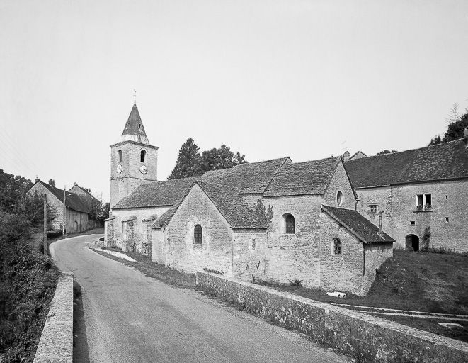 Façade latérale droite, chevet et clocher. © Yves Sancey / Région Bourgogne-Franche-Comté, Inventaire du patrimoine - 1984