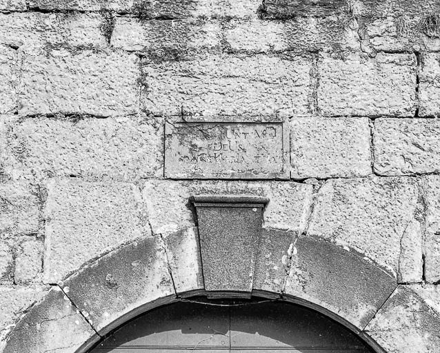 Chronogramme situé au-dessus du portail. © Yves Sancey / Région Bourgogne-Franche-Comté, Inventaire du patrimoine - 1984