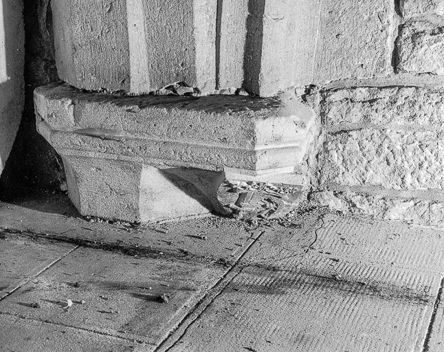 Première chapelle droite : détail du blason à gauche de l'entrée. © Yves Sancey / Région Bourgogne-Franche-Comté, Inventaire du patrimoine - 1984