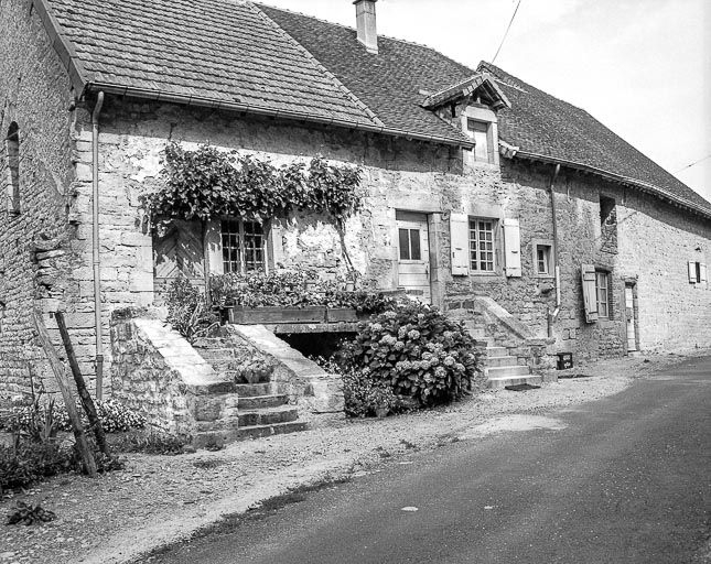 Façade antérieure. © Yves Sancey / Région Bourgogne-Franche-Comté, Inventaire du patrimoine - 1984