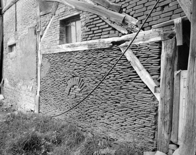 Façade ouest de l'écurie.Détail du pan-de-bois hourdé de tuiles et briques. © Yves Sancey / Région Bourgogne-Franche-Comté, Inventaire du patrimoine - 1984