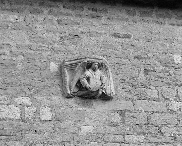 Façade antérieure : console droite. © Yves Sancey / Région Bourgogne-Franche-Comté, Inventaire du patrimoine - 1984