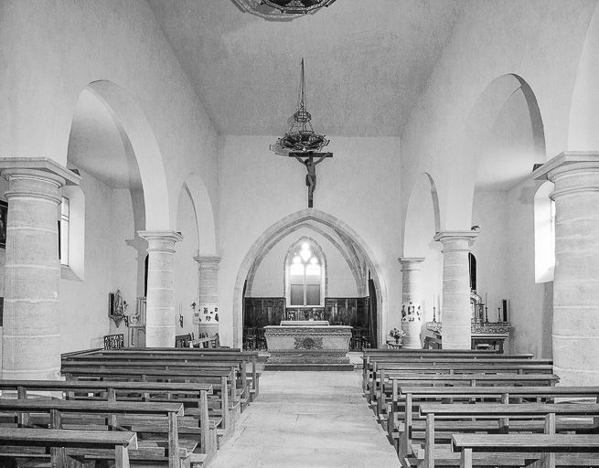 Intérieur : nef et choeur vus depuis l'entrée. © Yves Sancey / Région Bourgogne-Franche-Comté, Inventaire du patrimoine - 1984
