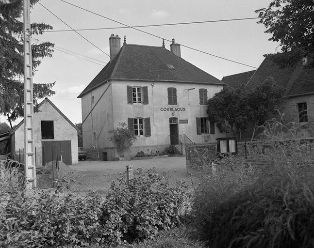 Mairie située rue des Ecoles, à côté de l'église : façade antérieure. © Yves Sancey / Région Bourgogne-Franche-Comté, Inventaire du patrimoine - 1984