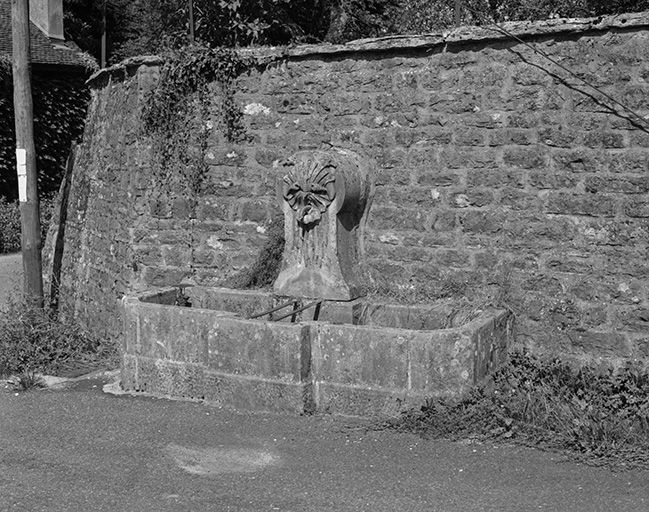 Fontaine située rue des Vignettes. © Yves Sancey / Région Bourgogne-Franche-Comté, Inventaire du patrimoine - 1984