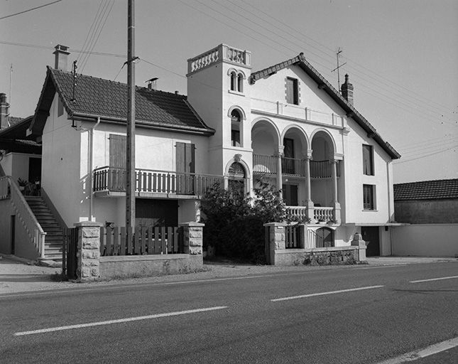 Façade antérieure vue de trois quarts. © Yves Sancey / Région Bourgogne-Franche-Comté, Inventaire du patrimoine - 1984