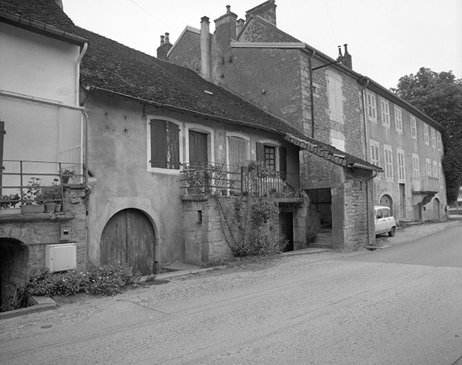 Façade antérieure vue de trois quarts gauche. © Yves Sancey / Région Bourgogne-Franche-Comté, Inventaire du patrimoine - 1984