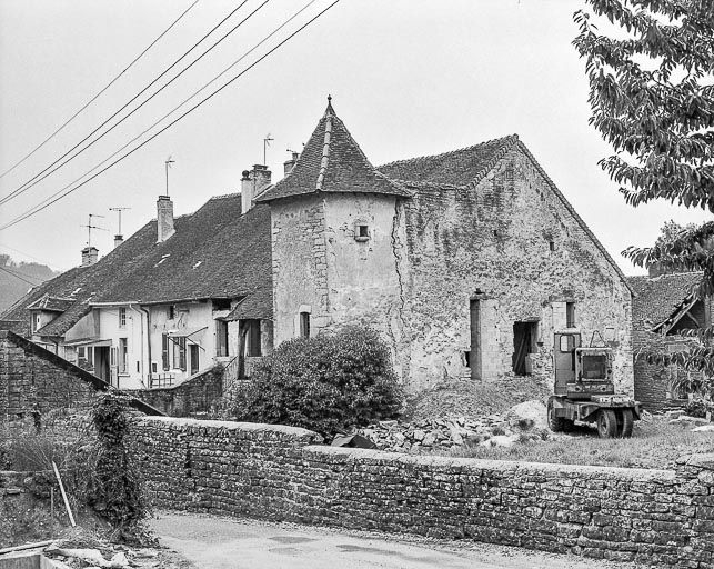 Vue générale de trois quarts droit. © Yves Sancey / Région Bourgogne-Franche-Comté, Inventaire du patrimoine - 1984