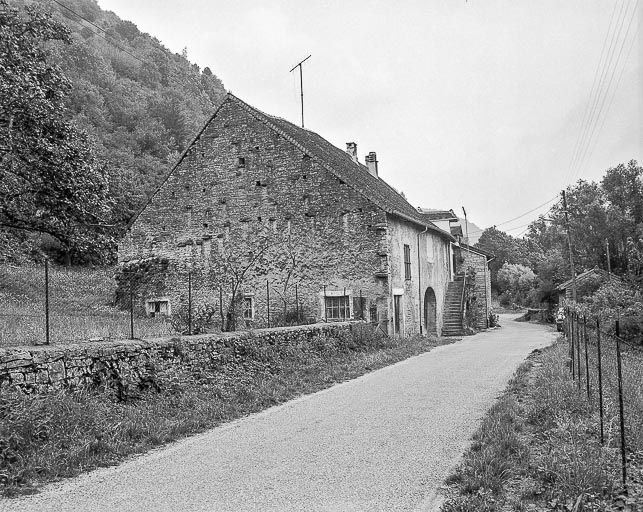 Vue d'ensemble de trois quarts gauche. © Yves Sancey / Région Bourgogne-Franche-Comté, Inventaire du patrimoine - 1984