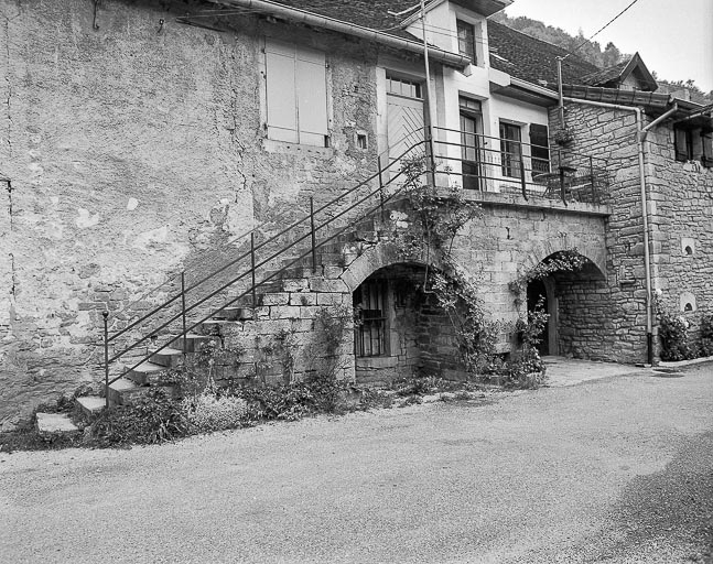 Façade antérieur : escalier à gauche de l'avancée. © Yves Sancey / Région Bourgogne-Franche-Comté, Inventaire du patrimoine - 1984