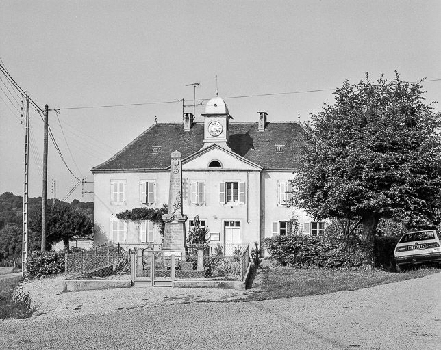 Façade antérieure vue de face. © Yves Sancey / Région Bourgogne-Franche-Comté, Inventaire du patrimoine - 1984