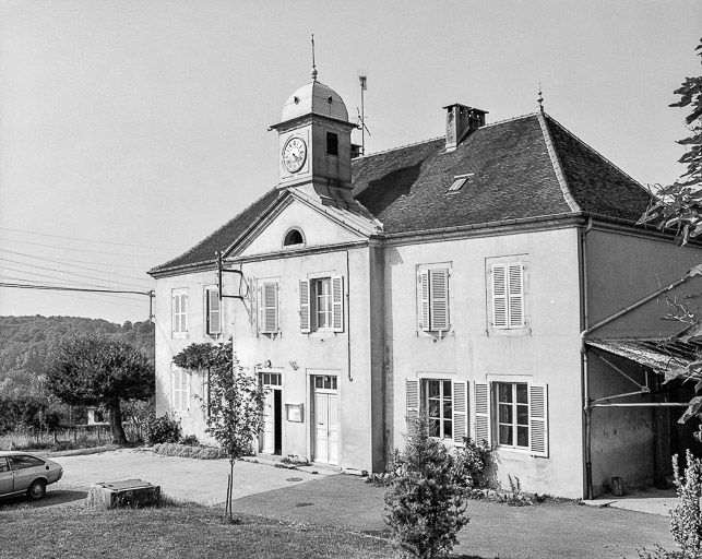 Façade antérieure vue de trois quarts droit. © Yves Sancey / Région Bourgogne-Franche-Comté, Inventaire du patrimoine - 1984