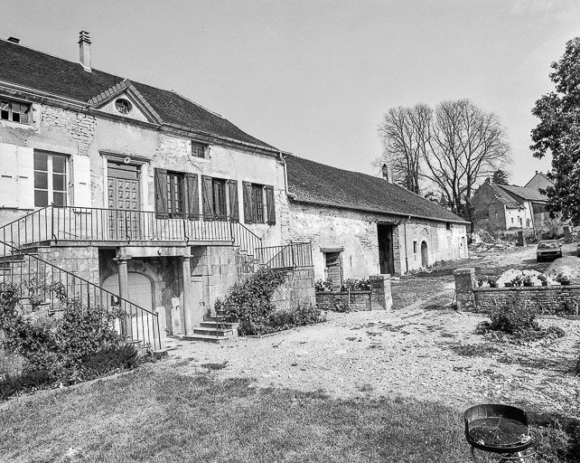 Vue générale de trois quarts gauche. © Yves Sancey / Région Bourgogne-Franche-Comté, Inventaire du patrimoine - 1984