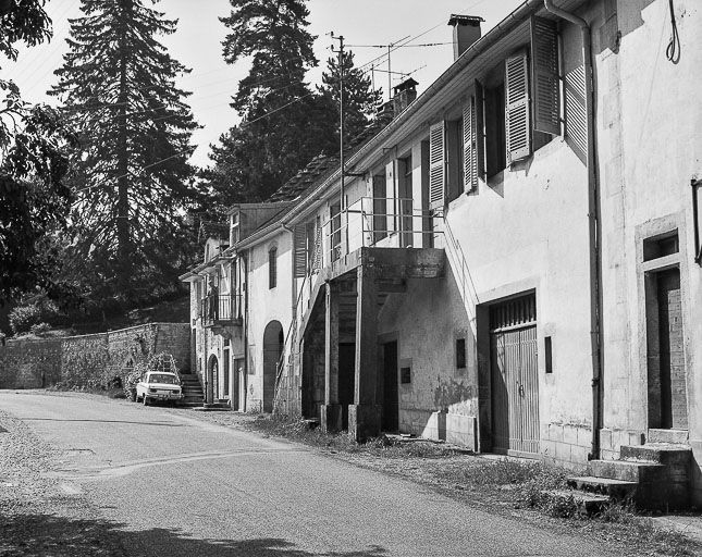 Façade antérieure vue de trois quarts droit. © Yves Sancey / Région Bourgogne-Franche-Comté, Inventaire du patrimoine - 1984