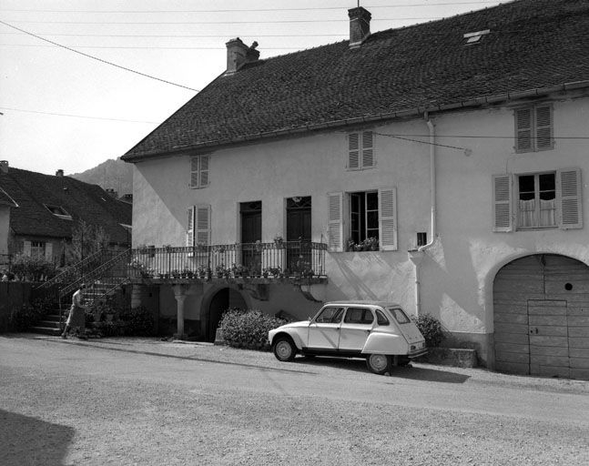Façade antérieure vue de trois quarts. © Yves Sancey / Région Bourgogne-Franche-Comté, Inventaire du patrimoine - 1984