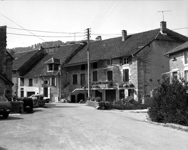 Maison située rue des Vignerons : façade antérieure vue de trois quarts droit. © Yves Sancey / Région Bourgogne-Franche-Comté, Inventaire du patrimoine - 1984