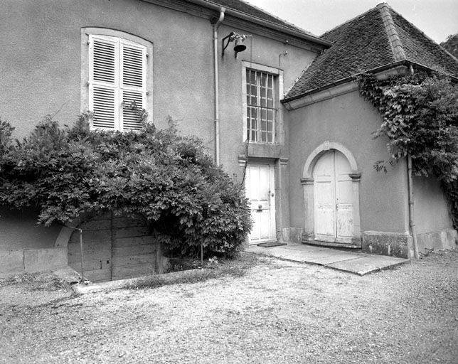 Façade antérieure du logis : partie droite. © Yves Sancey / Région Bourgogne-Franche-Comté, Inventaire du patrimoine - 1984