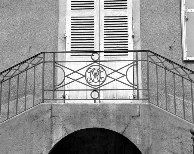 Façade antérieure du logis : détail du perron. © Yves Sancey / Région Bourgogne-Franche-Comté, Inventaire du patrimoine - 1984