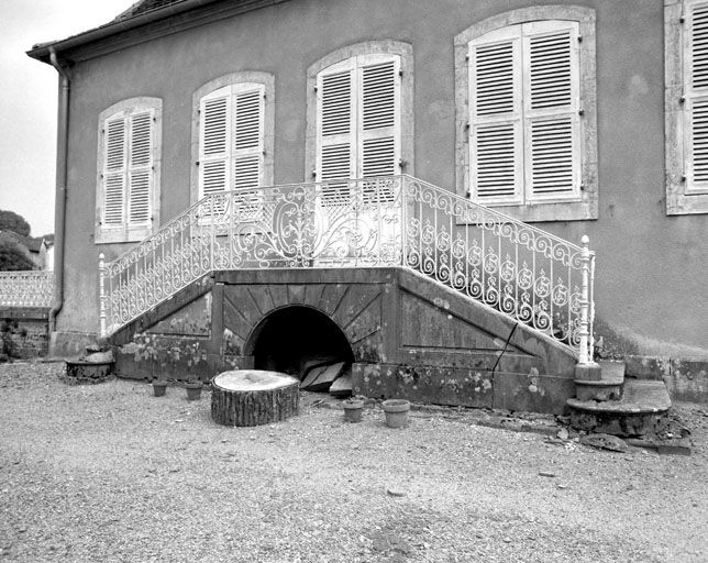 Façade droite du logis : détail du perron. © Yves Sancey / Région Bourgogne-Franche-Comté, Inventaire du patrimoine - 1984