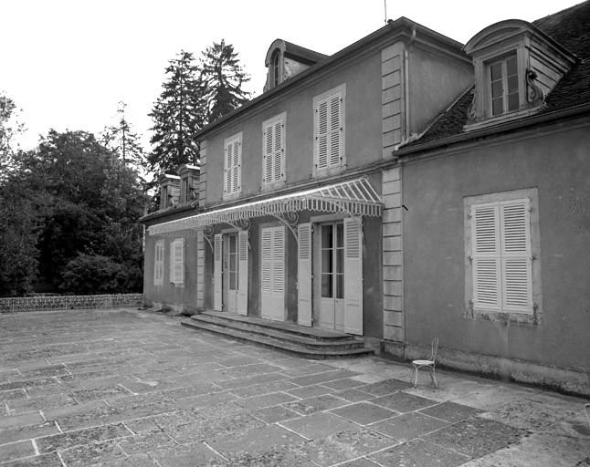 Façade principale du logis : vue de trois quarts droit. © Yves Sancey / Région Bourgogne-Franche-Comté, Inventaire du patrimoine - 1984