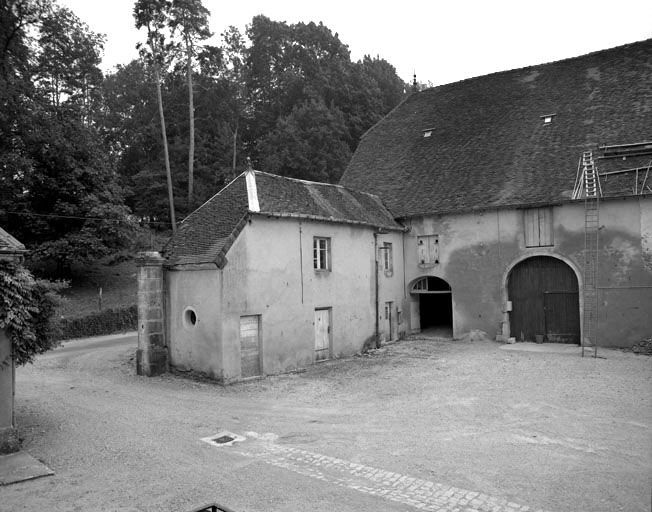 Les parties agricoles, partie gauche : élévation sur la cour. © Yves Sancey / Région Bourgogne-Franche-Comté, Inventaire du patrimoine - 1984