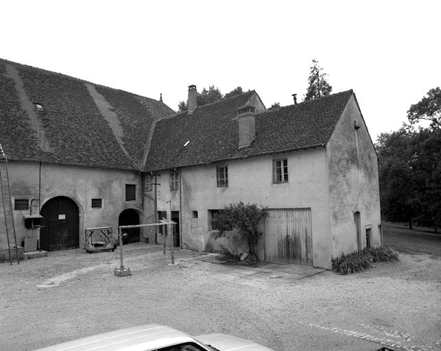 Les parties agricoles, partie droite : élévation sur la cour. © Yves Sancey / Région Bourgogne-Franche-Comté, Inventaire du patrimoine - 1984