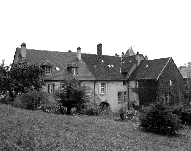 Façade postérieure : vue de trois quarts droit. © Yves Sancey / Région Bourgogne-Franche-Comté, Inventaire du patrimoine - 1984
