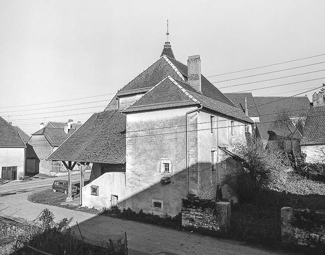 Façades postérieure et latérale droite en 1984. © Yves Sancey / Région Bourgogne-Franche-Comté, Inventaire du patrimoine - 1984