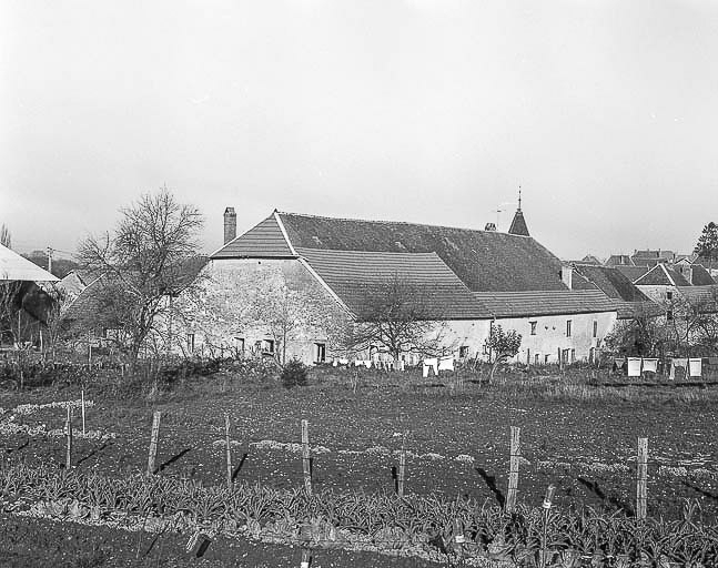 Façade postérieure : vue éloignée © Yves Sancey / Région Bourgogne-Franche-Comté, Inventaire du patrimoine - 1984
