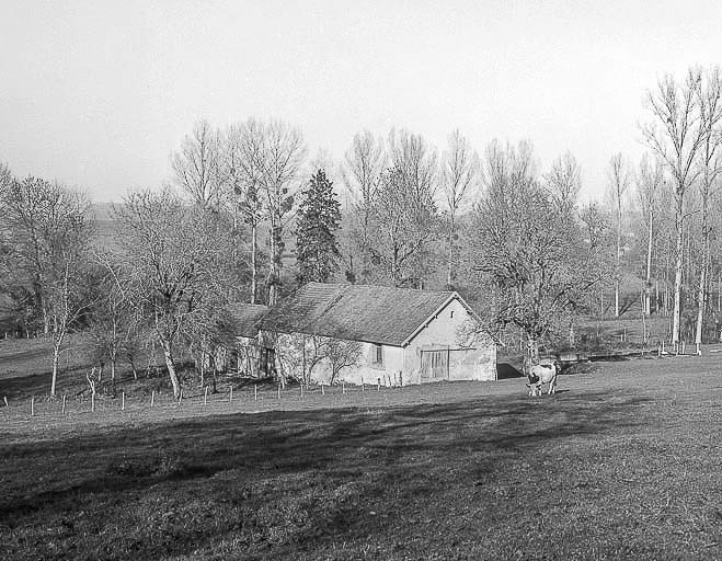 Vue d'ensemble éloignée du revers des bâtiments. © Yves Sancey / Région Bourgogne-Franche-Comté, Inventaire du patrimoine - 1984