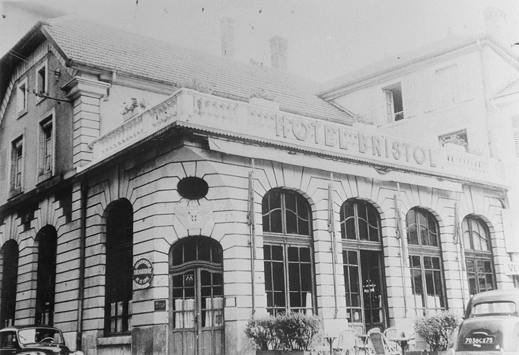 Vue extérieure du Grand Café, vers 1940-1950. © Jérôme  Mongreville (reproduction) / Région Bourgogne-Franche-Comté, Inventaire du patrimoine - 1985 Vue extérieure du Grand Café, vers 1940-1950. © Jérôme  Mongreville (reproduction) / Région Bourgogne-Franche-Comté, Inventaire du patrimoine - 1985