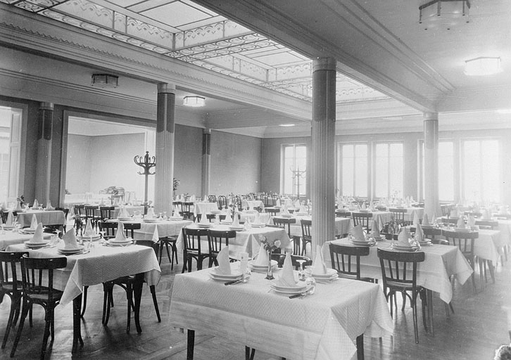 Hôtel des voyageurs "Bristol". Salle de restaurant, vers 1940-1950. © Jérôme  Mongreville (reproduction) / Région Bourgogne-Franche-Comté, Inventaire du patrimoine - 1985 Hôtel des voyageurs "Bristol". Salle de restaurant, vers 1940-1950. © Jérôme  Mongreville (reproduction) / Région Bourgogne-Franche-Comté, Inventaire du patrimoine - 1985