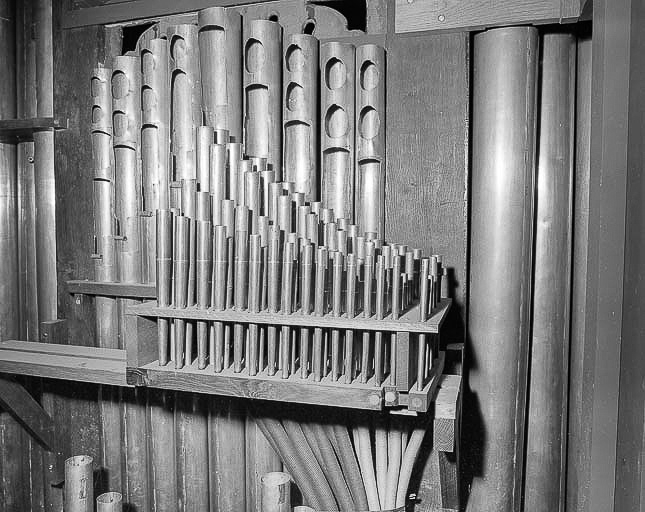 Tuyauterie du grand orgue, jeu de cornet vu de trois quarts droit. © Jérôme Mongreville / Région Bourgogne-Franche-Comté, Inventaire du patrimoine - 1985