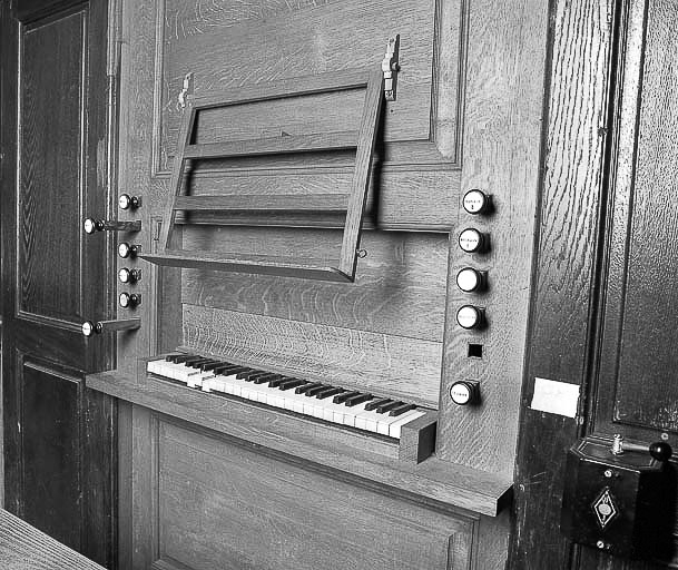 Console vue de trois quarts droit. © Jérôme Mongreville / Région Bourgogne-Franche-Comté, Inventaire du patrimoine - 1985