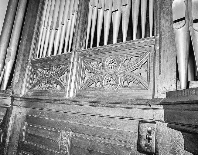Panneaux sculptés sous les plates-faces centrales. © Jérôme Mongreville / Région Bourgogne-Franche-Comté, Inventaire du patrimoine - 1985