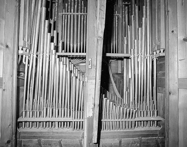 Tuyauterie vue de face au revers de l'instrument. © Jérôme Mongreville / Région Bourgogne-Franche-Comté, Inventaire du patrimoine - 1985