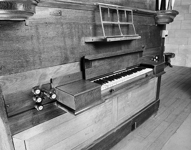 Console vue de trois quarts gauche. © Jérôme Mongreville / Région Bourgogne-Franche-Comté, Inventaire du patrimoine - 1985
