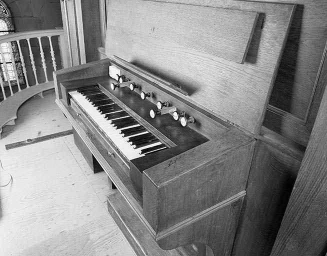 Console vue de trois quarts droit. © Jérôme Mongreville / Région Bourgogne-Franche-Comté, Inventaire du patrimoine - 1985