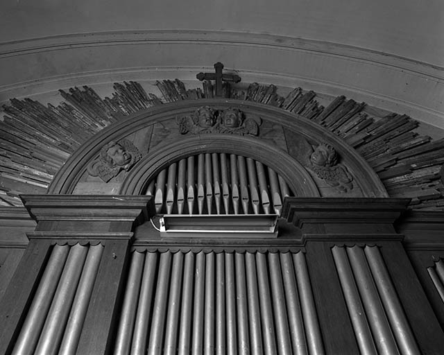 Couronnement vu en contre-plongée. © Jérôme Mongreville / Région Bourgogne-Franche-Comté, Inventaire du patrimoine - 1985