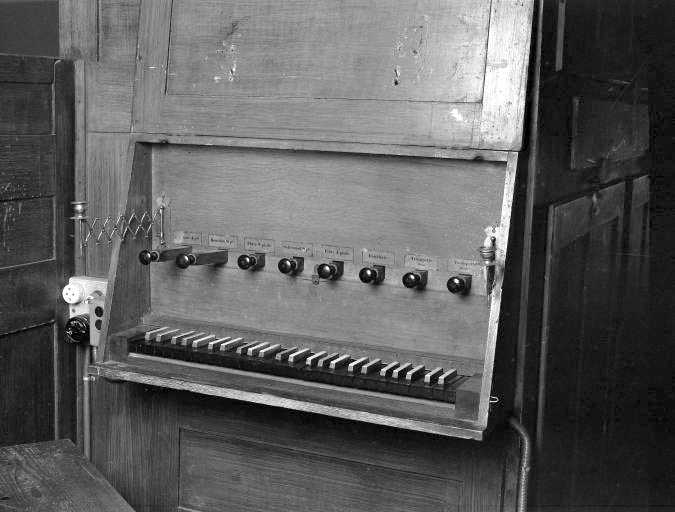 Console, vue rapprochée de trois quarts gauche. © Jérôme Mongreville / Région Bourgogne-Franche-Comté, Inventaire du patrimoine - 1985