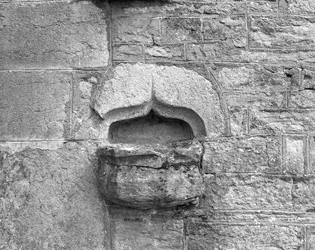 Façade antérieure : le bénitier à droite du portail. © Jérôme Mongreville / Région Bourgogne-Franche-Comté, Inventaire du patrimoine - 1985