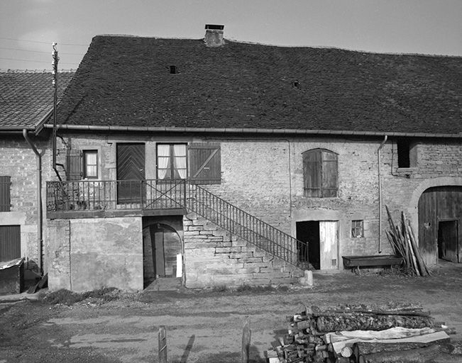 Façade antérieure : l'habitation. © Jérôme Mongreville / Région Bourgogne-Franche-Comté, Inventaire du patrimoine - 1985