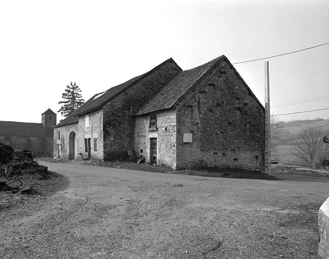 Façade antérieure et pignon droit. © Jérôme Mongreville / Région Bourgogne-Franche-Comté, Inventaire du patrimoine - 1985
