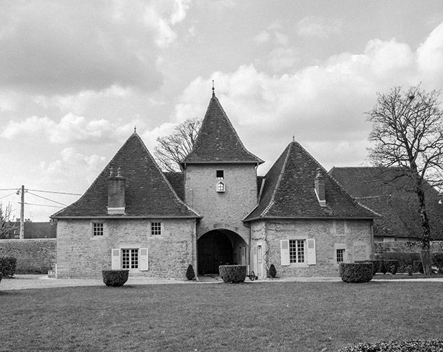 Pavillon d'entrée, élévation sur la cour, vue de face. © Jérôme Mongreville / Région Bourgogne-Franche-Comté, Inventaire du patrimoine - 1985