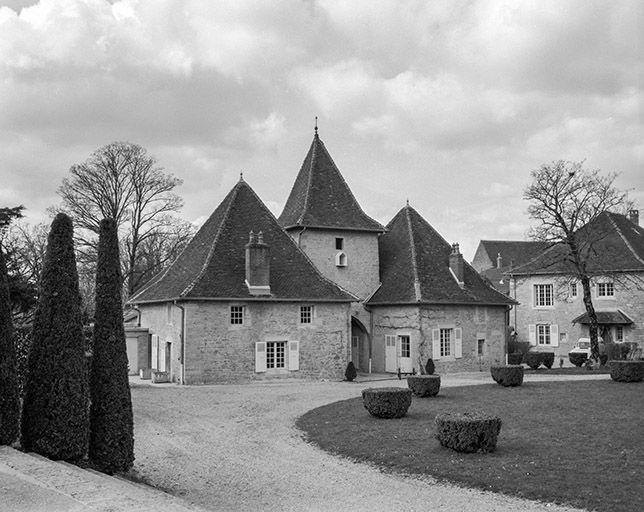 Pavillon d'entrée, élévation sur la cour, vue de trois quarts. © Jérôme Mongreville / Région Bourgogne-Franche-Comté, Inventaire du patrimoine - 1985