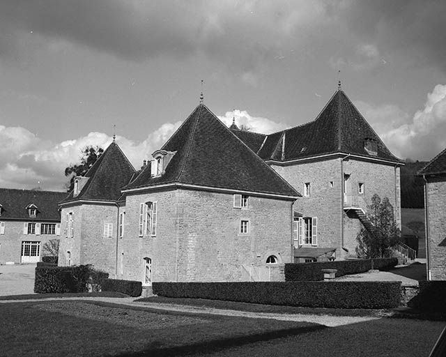 Corps du logis principal, façade antérieure et face droite. © Jérôme Mongreville / Région Bourgogne-Franche-Comté, Inventaire du patrimoine - 1985