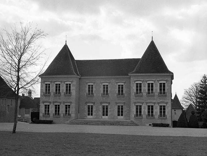 Corps du logis principal, façade principale. © Jérôme Mongreville / Région Bourgogne-Franche-Comté, Inventaire du patrimoine - 1985
