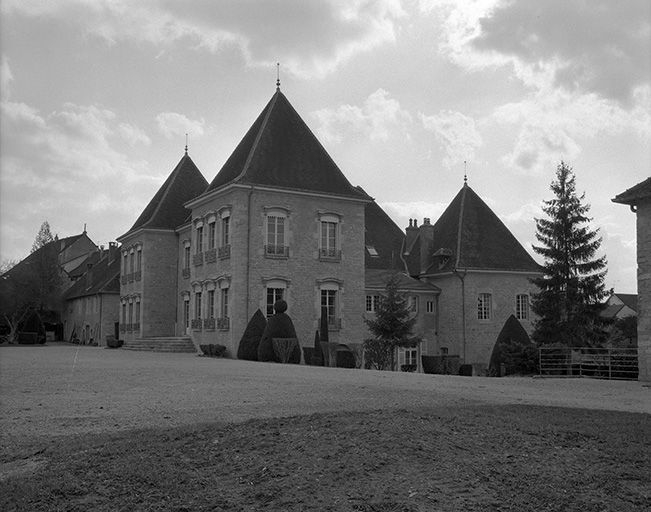 Corps du logis principal, façade principale et face gauche. © Jérôme Mongreville / Région Bourgogne-Franche-Comté, Inventaire du patrimoine - 1985