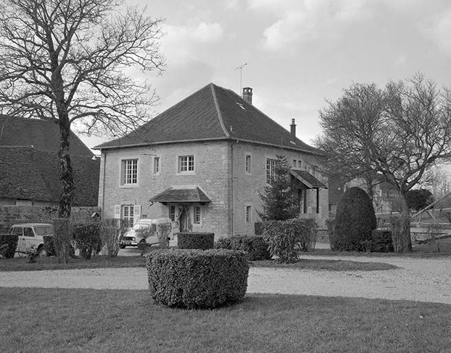 Ancienne grange, actuellement logement du gardien et infirmerie. © Jérôme Mongreville / Région Bourgogne-Franche-Comté, Inventaire du patrimoine - 1985